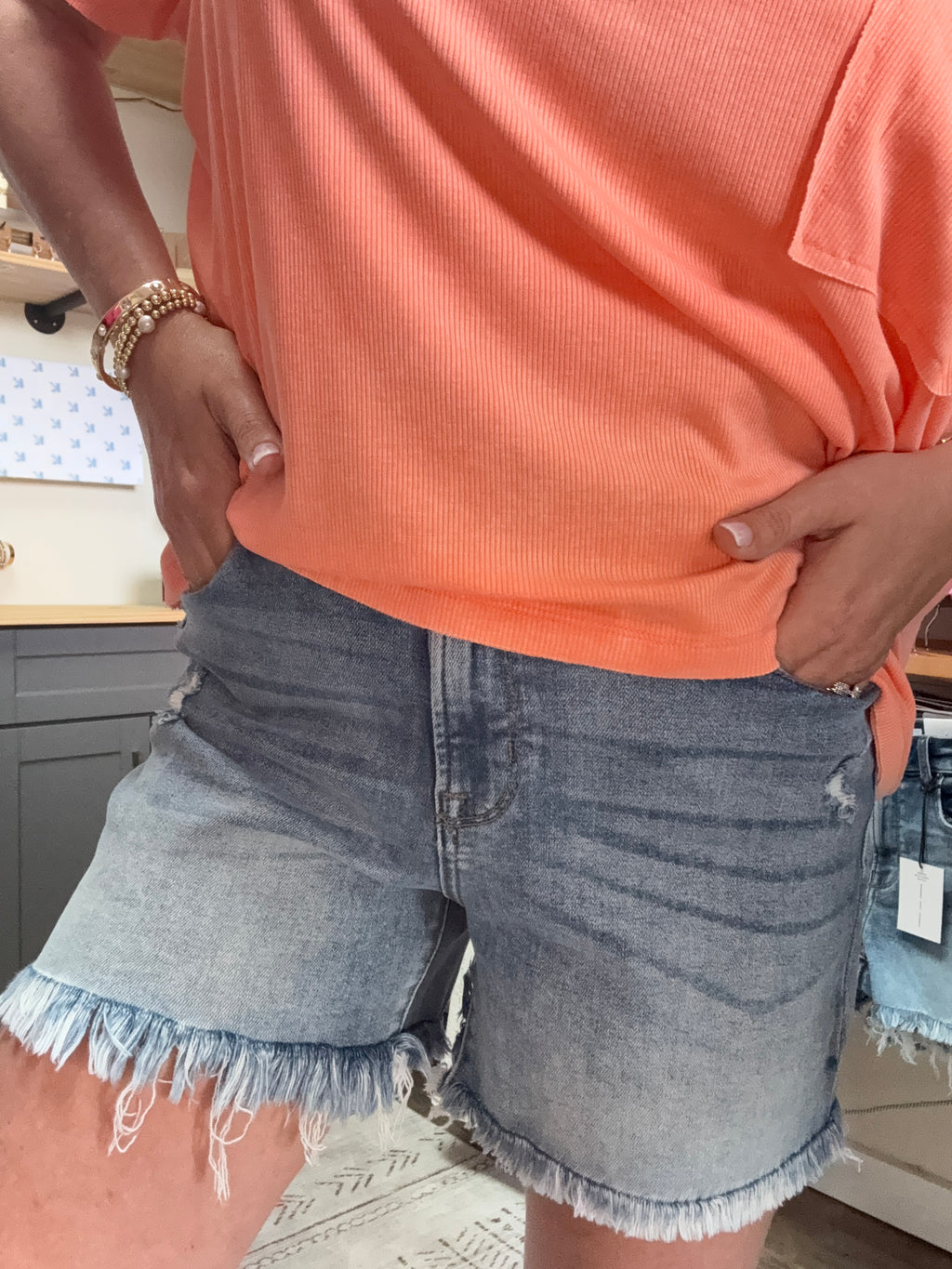 MEDIUM WASHED RAW FRAYED HEM DENIM SHORTS
